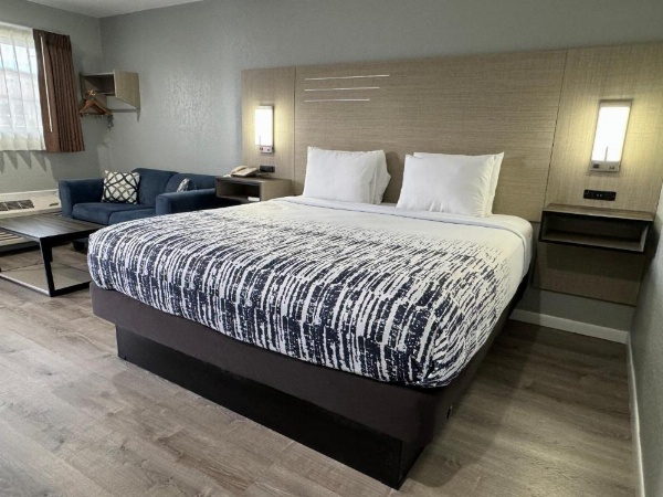 Copper Manor Motel image 14