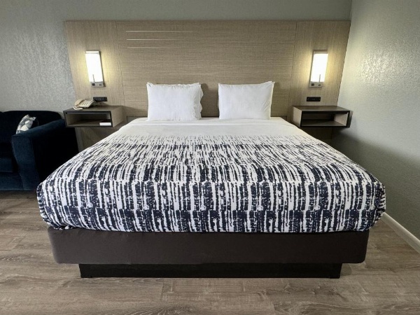 Copper Manor Motel image 8